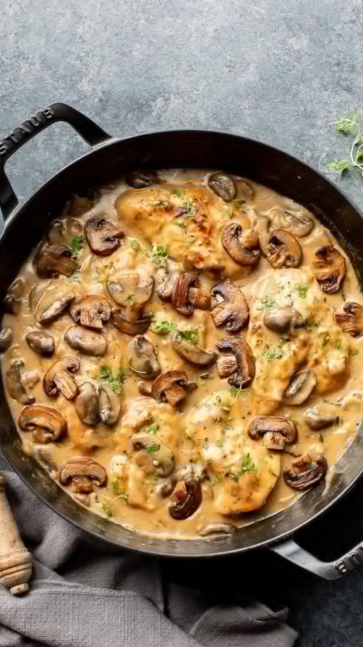 Skillet Chicken and Mushroom Wine Sauce